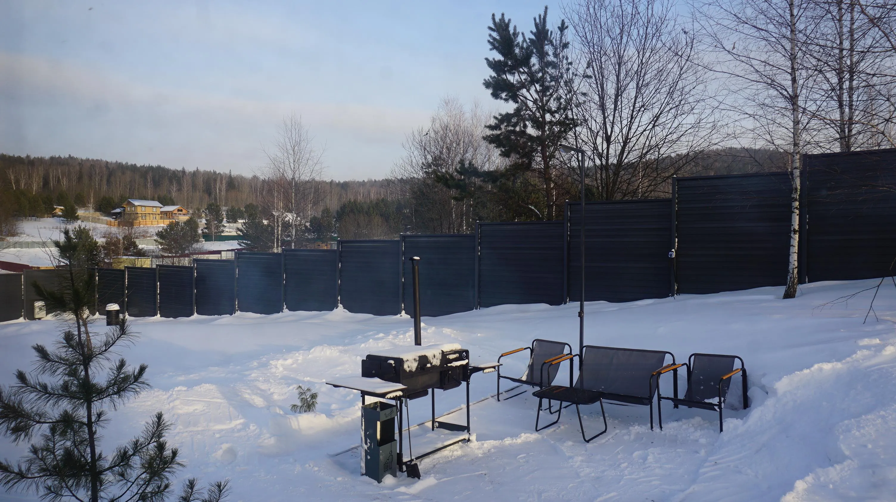 Барбекю зона для шашлыка возле дома-бани