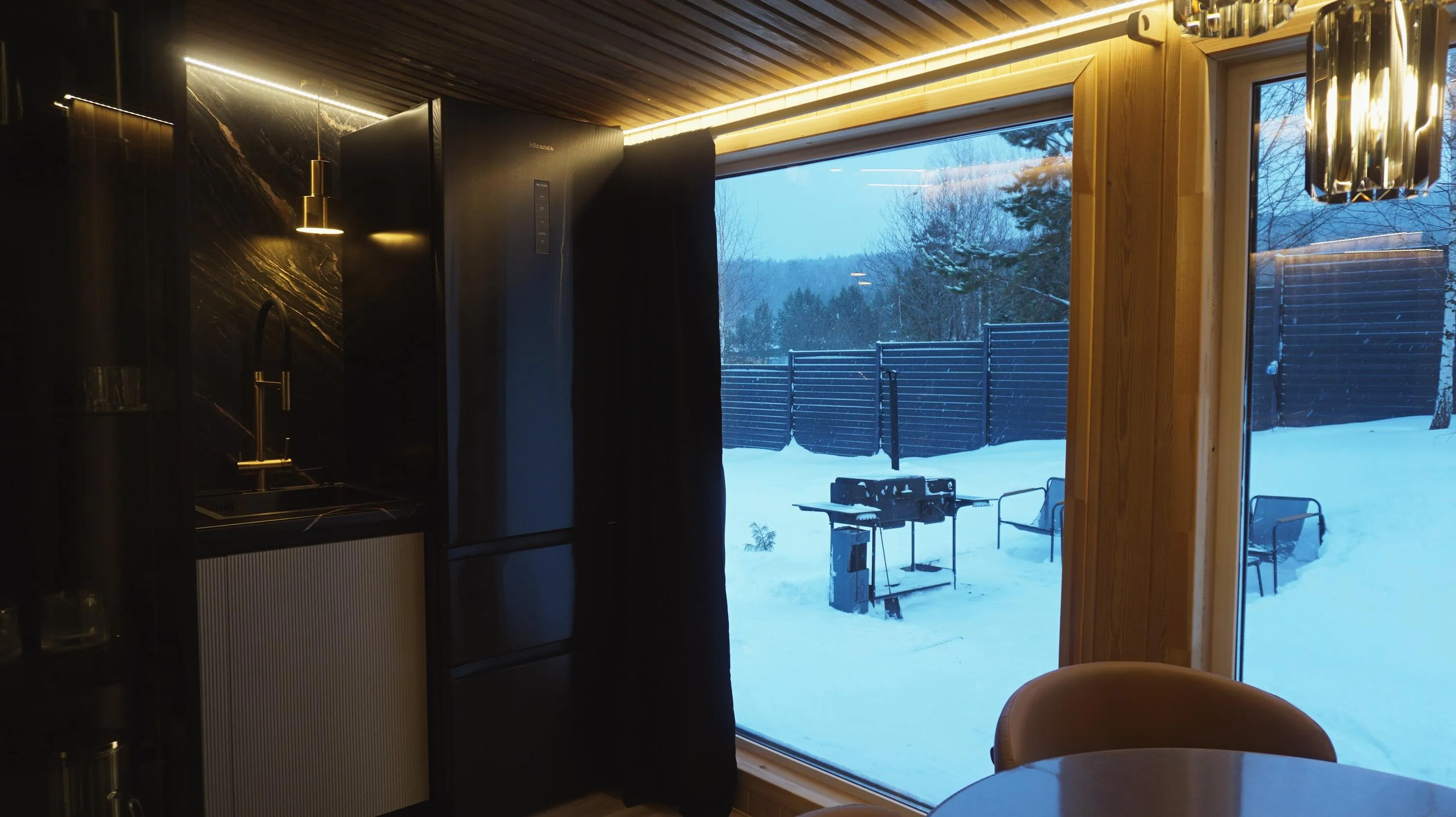 Вид из окна дома-бани на барбекю зону