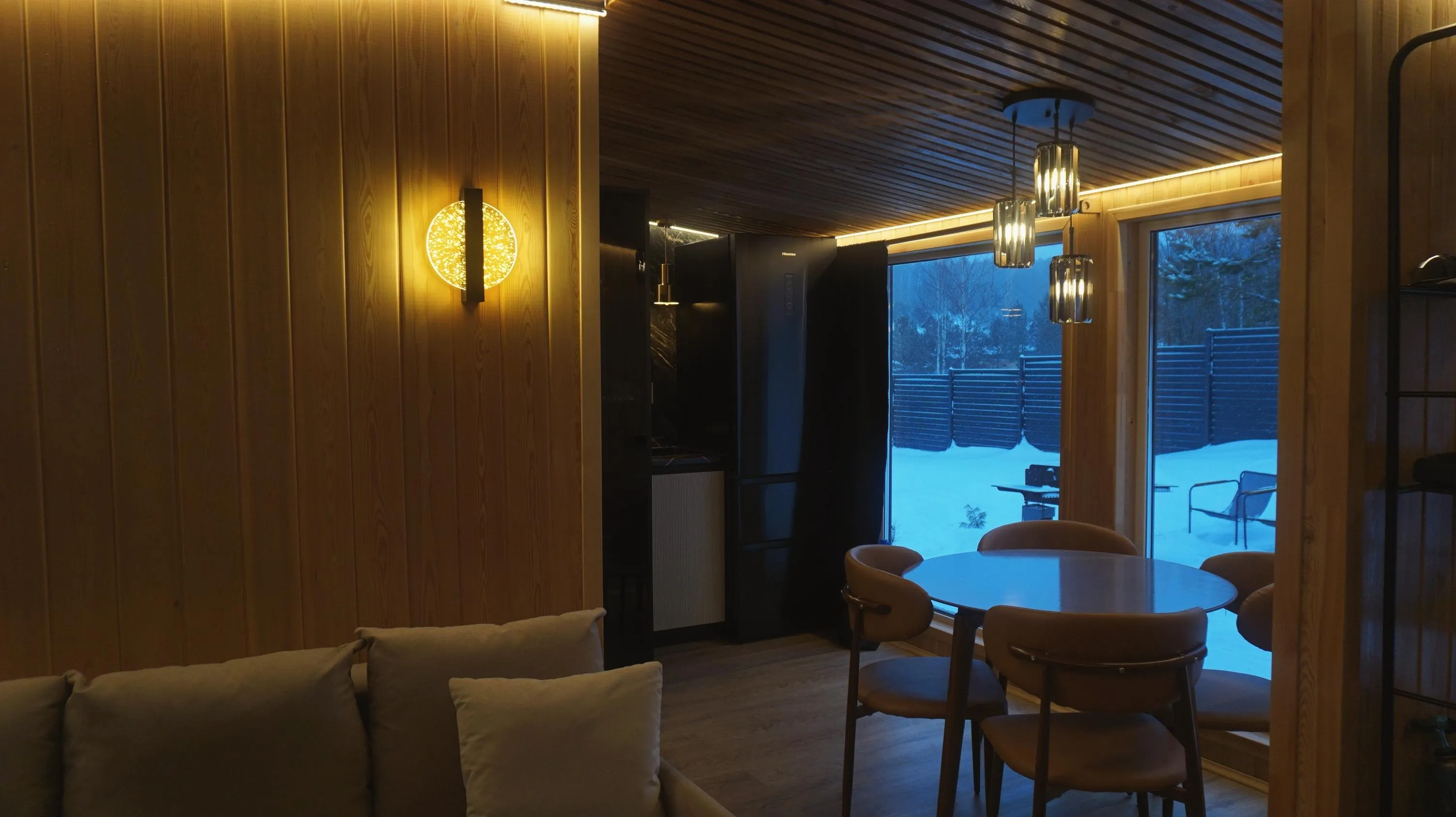 Интерьер дома — гостиная с видом на обеденную зону