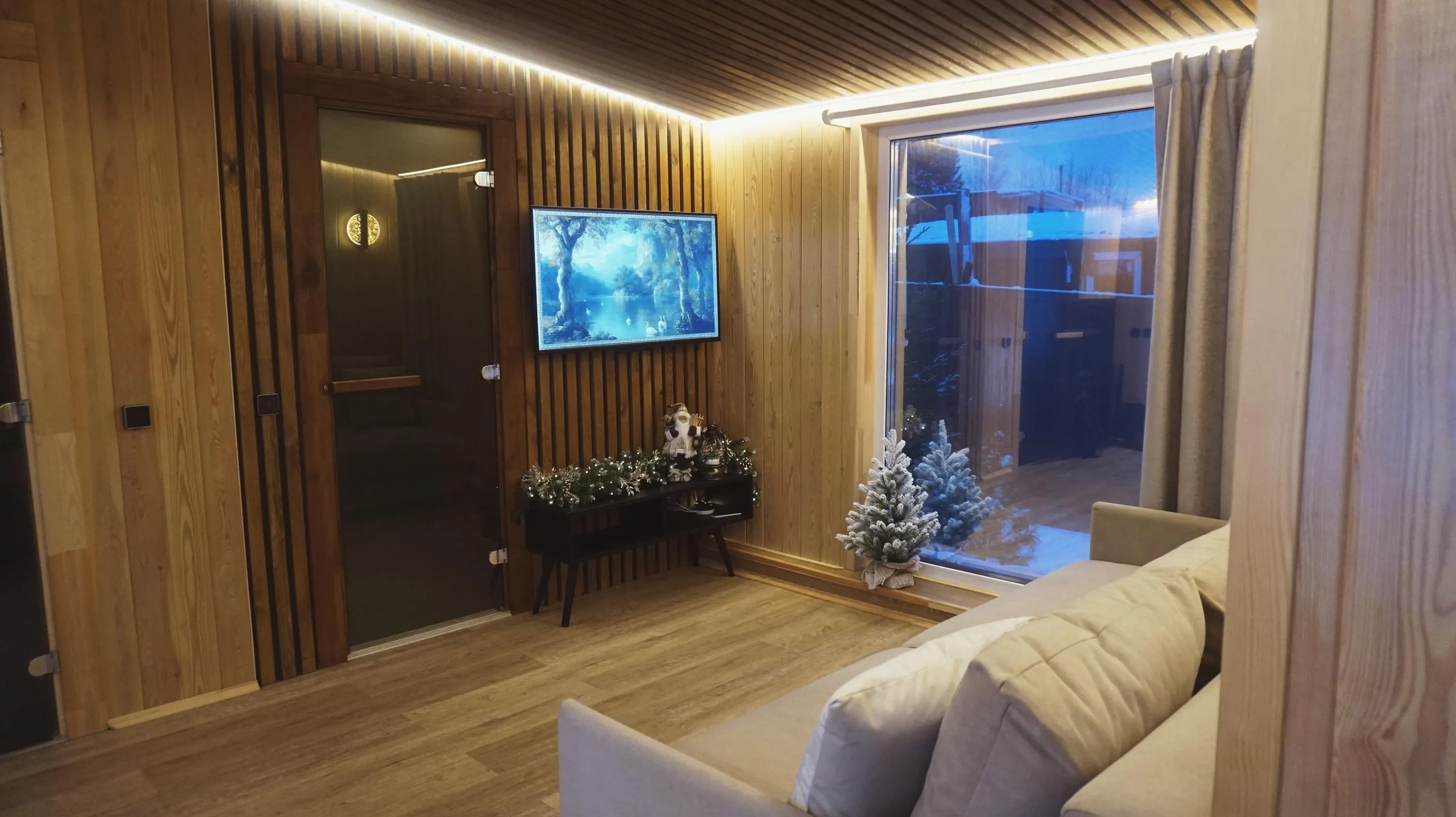 Зал дома-бани Гармония с диваном и телевизором