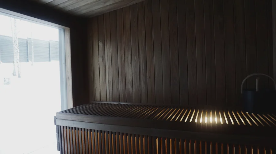 Купель возле банного комплекса — вид в сумерках